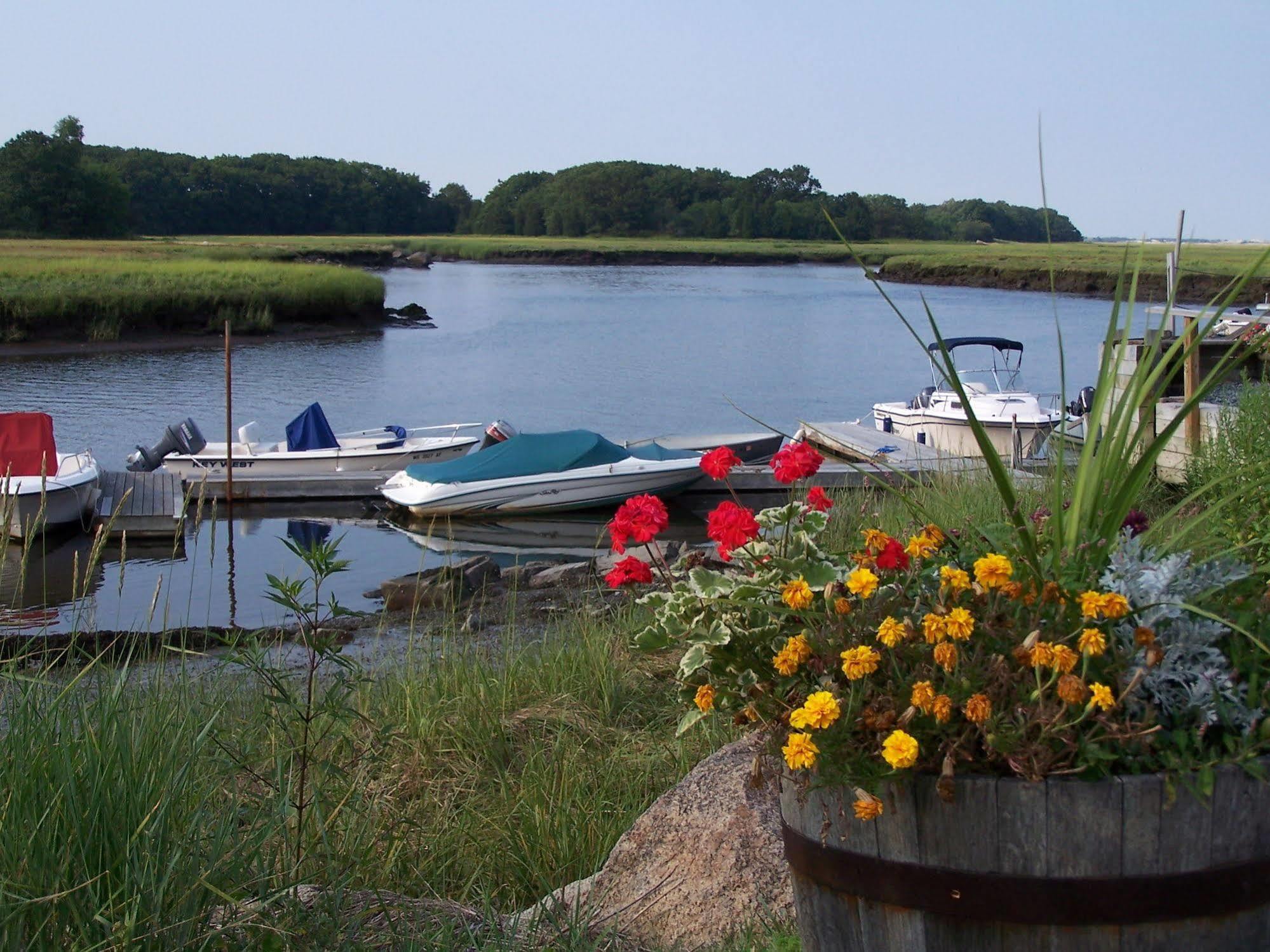 Shea'S Riverside Inn & Motel Essex Zewnętrze zdjęcie